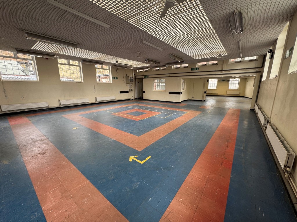 Lot: 42 - FREEHOLD PREMISES IN CENTRAL LOCATION WITH PARKING - Ground floor hall